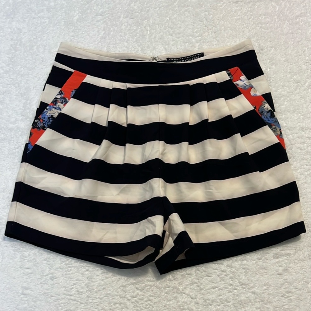 Striped Navy and White‎ Pleated Women's Shorts with floral trim at pockets Sz 8